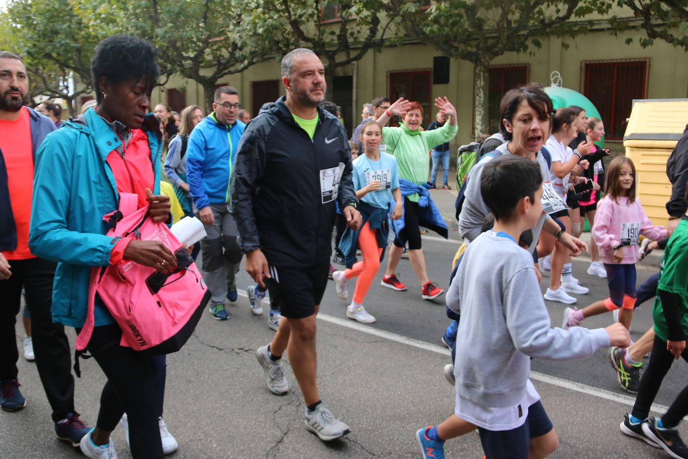 Centenares de personas se suman a la prueba no competitiva para disfrutar de una mañana de deporte.