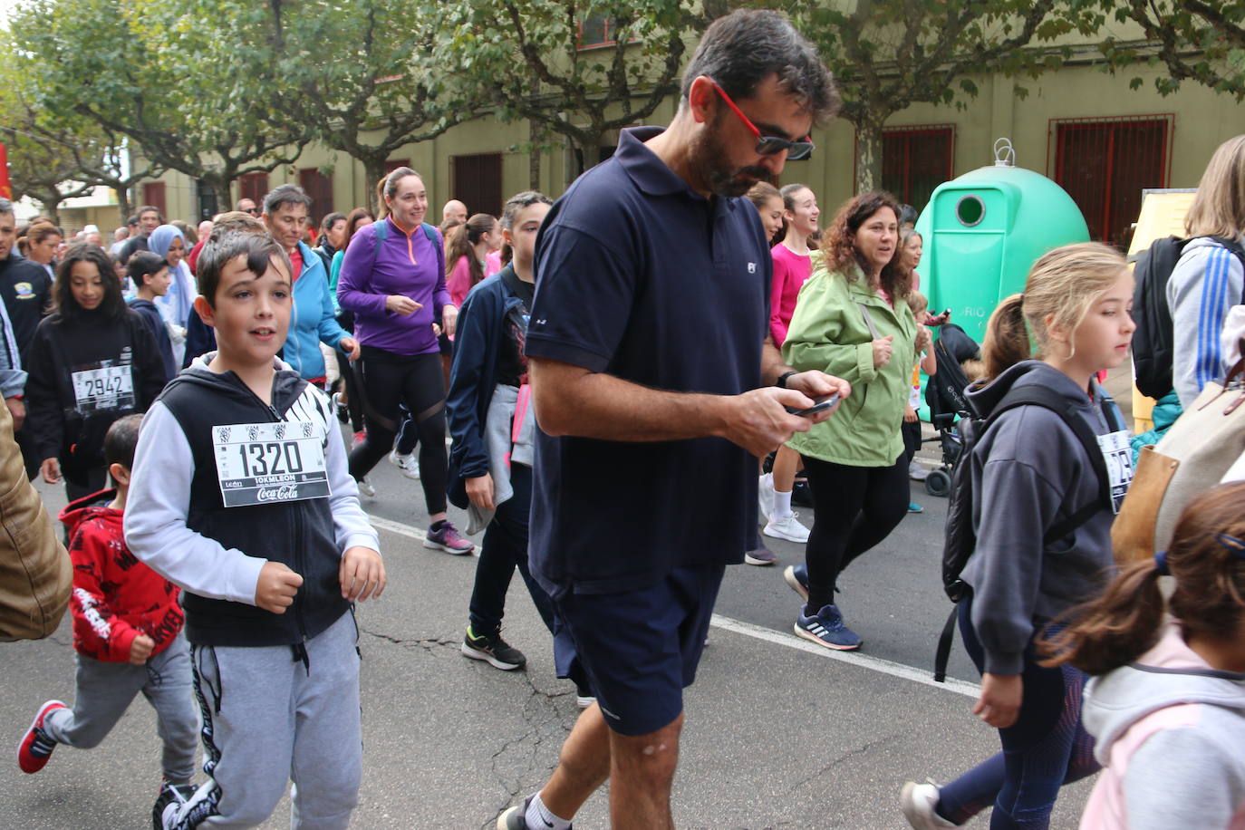 Centenares de personas se suman a la prueba no competitiva para disfrutar de una mañana de deporte.