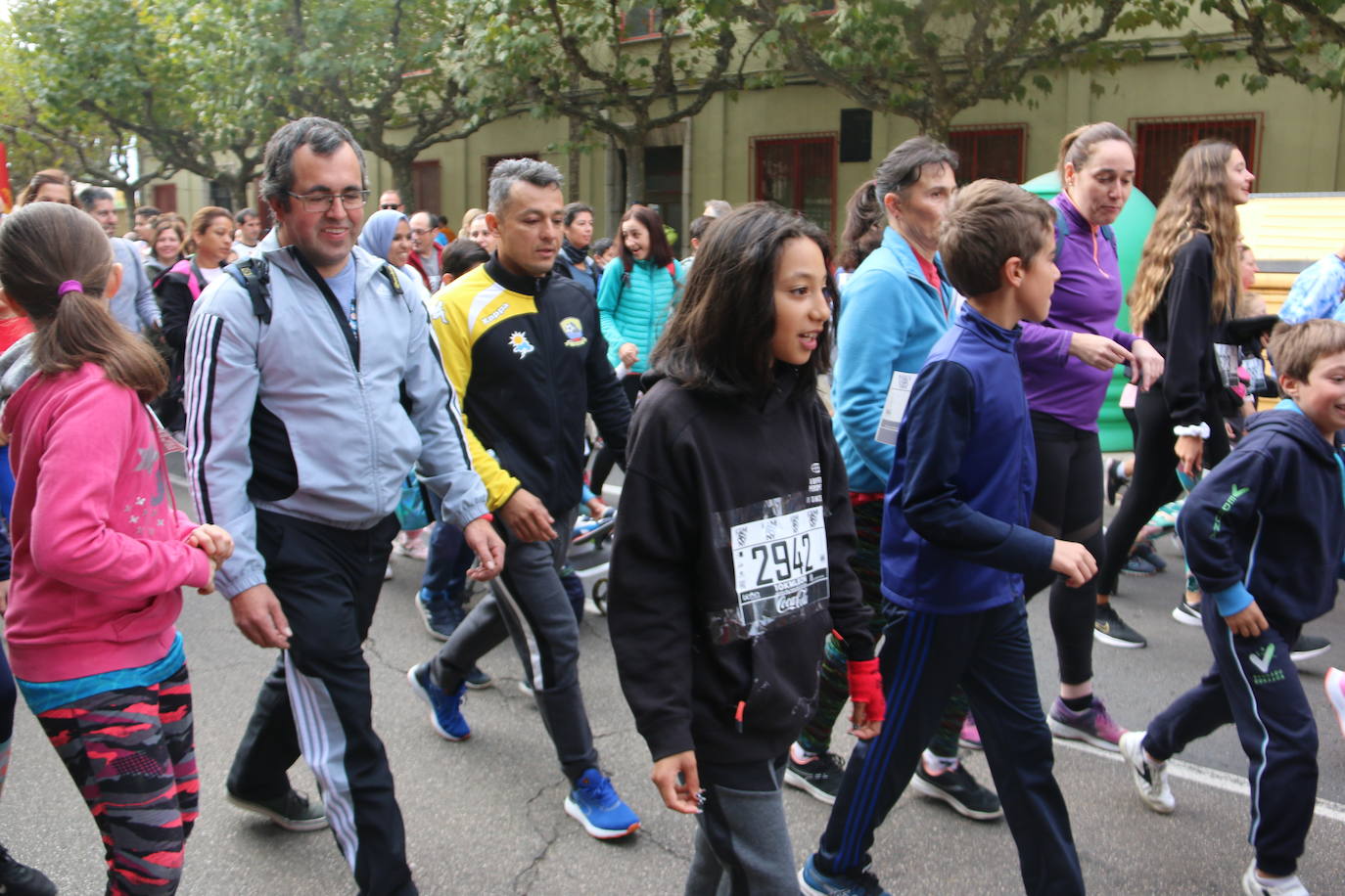 Centenares de personas se suman a la prueba no competitiva para disfrutar de una mañana de deporte.