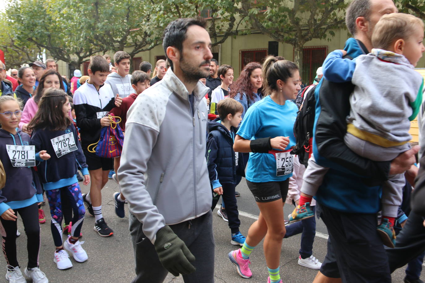 Centenares de personas se suman a la prueba no competitiva para disfrutar de una mañana de deporte.