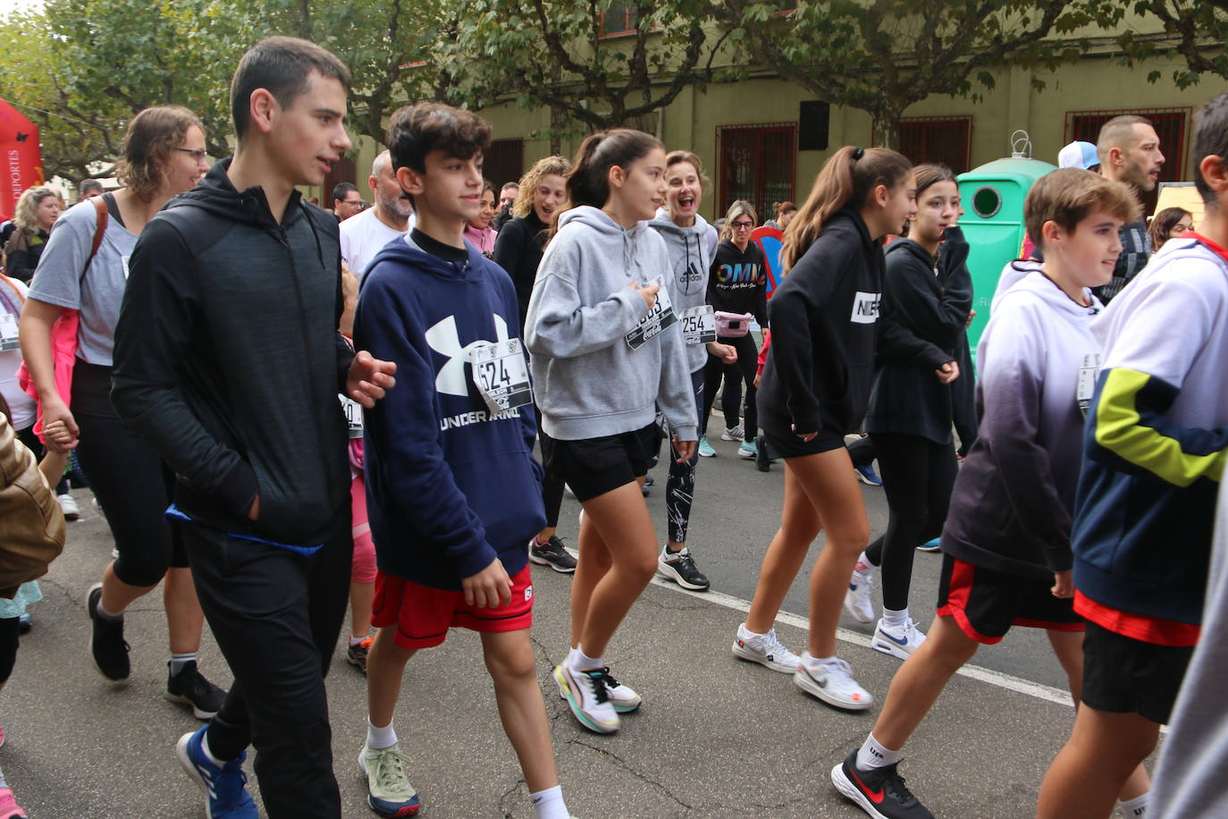 Centenares de personas se suman a la prueba no competitiva para disfrutar de una mañana de deporte.