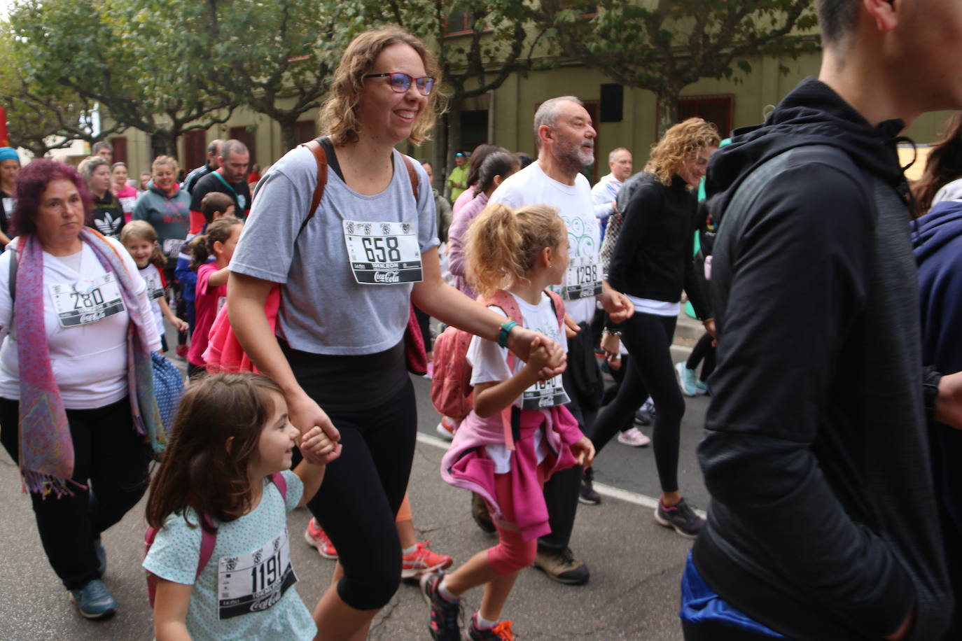 Centenares de personas se suman a la prueba no competitiva para disfrutar de una mañana de deporte.