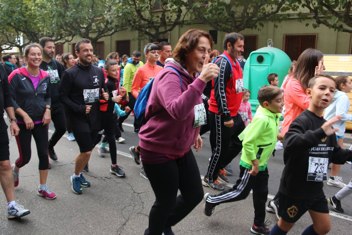 Centenares de personas se suman a la prueba no competitiva para disfrutar de una mañana de deporte.