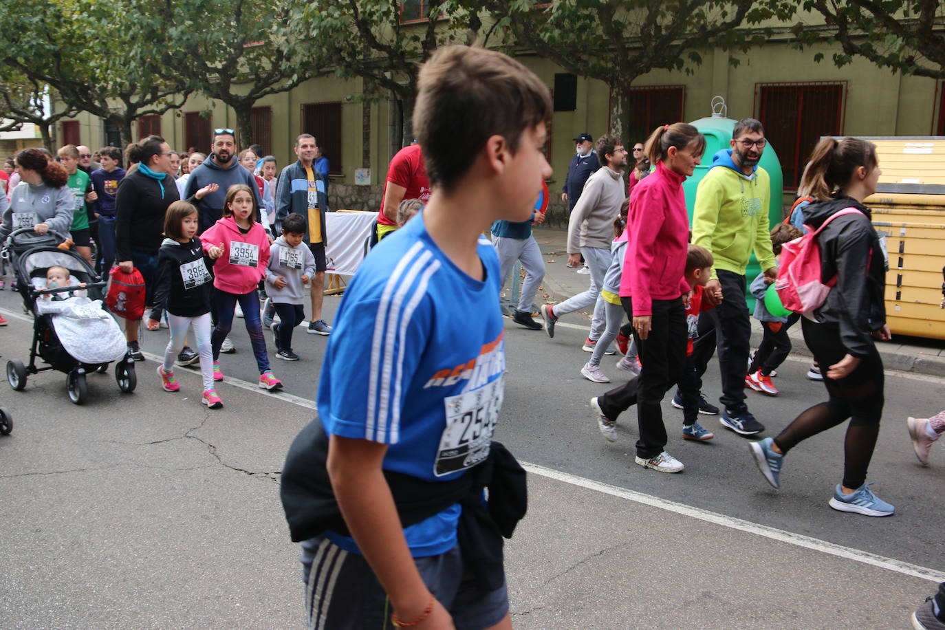 Centenares de personas se suman a la prueba no competitiva para disfrutar de una mañana de deporte.