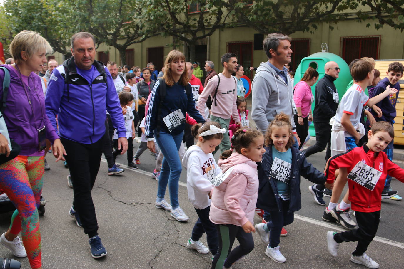 Centenares de personas se suman a la prueba no competitiva para disfrutar de una mañana de deporte.