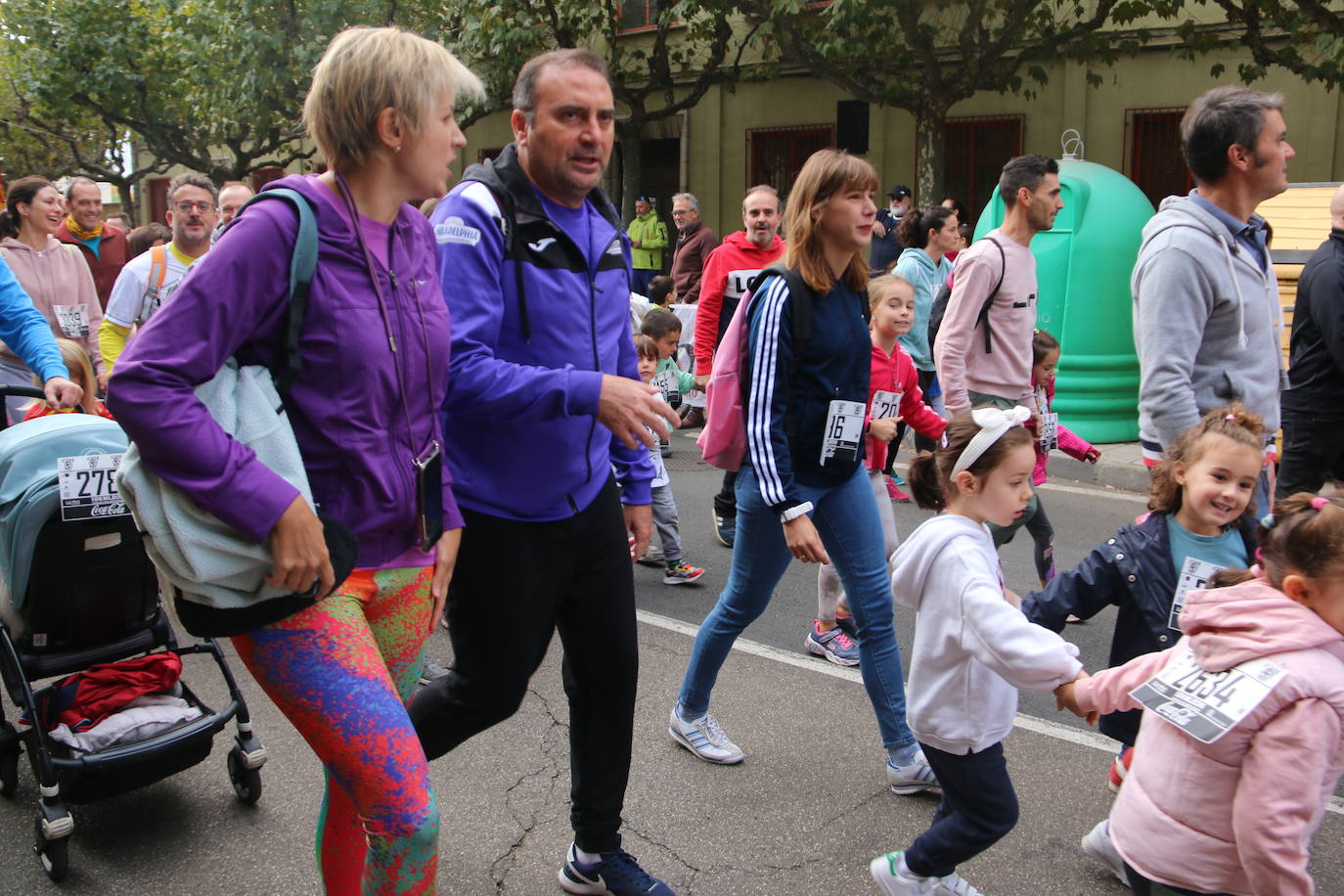 Centenares de personas se suman a la prueba no competitiva para disfrutar de una mañana de deporte.