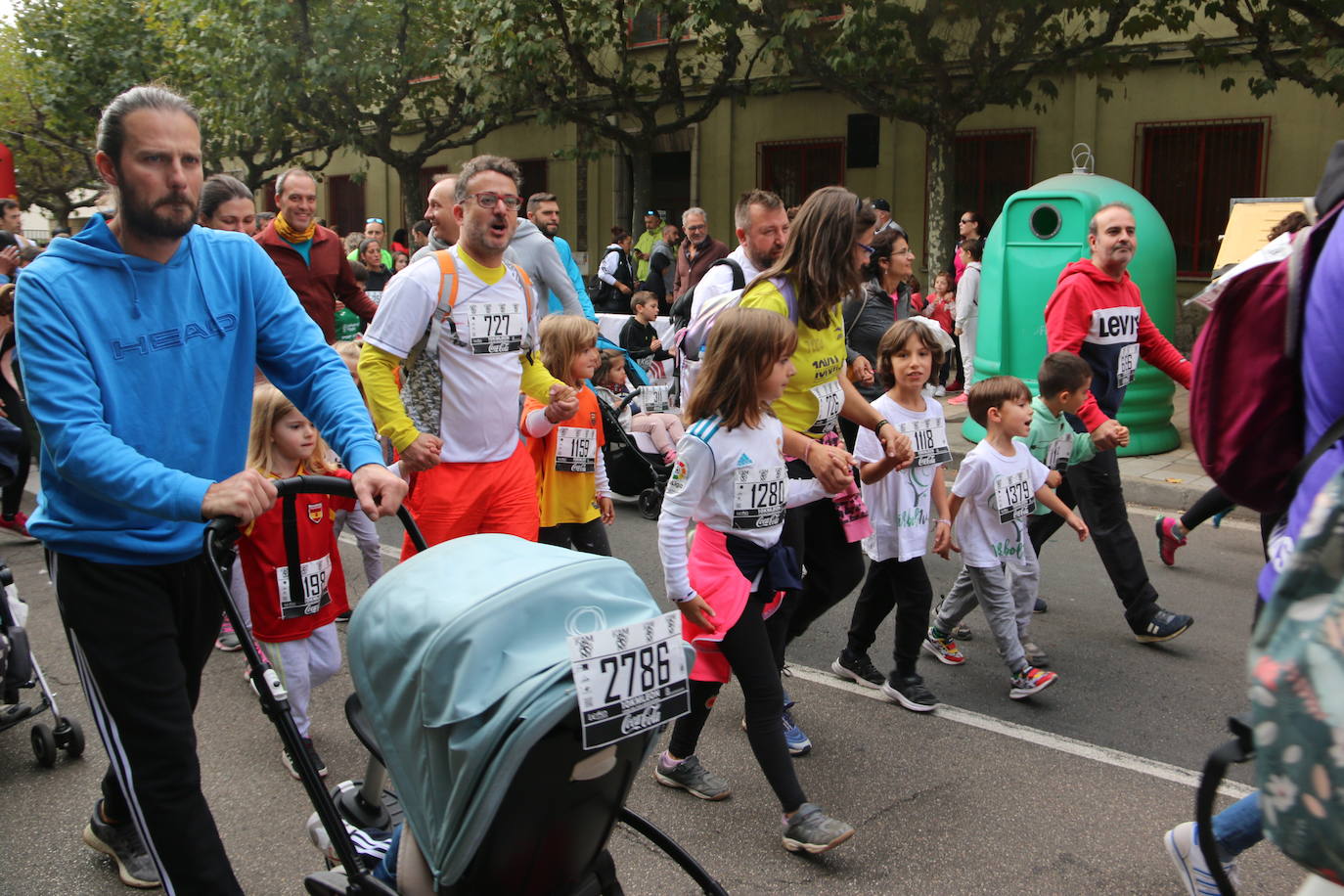 Centenares de personas se suman a la prueba no competitiva para disfrutar de una mañana de deporte.