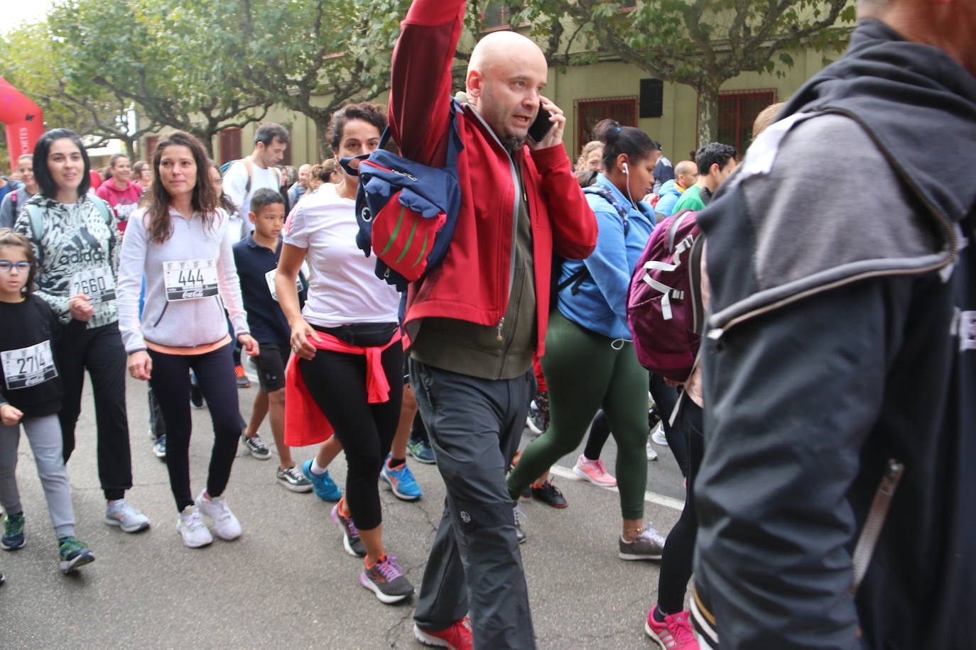 Centenares de personas se suman a la prueba no competitiva para disfrutar de una mañana de deporte.