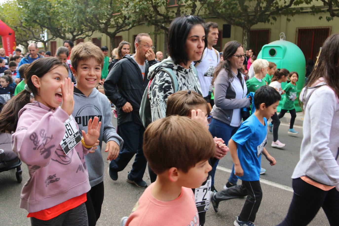 Centenares de personas se suman a la prueba no competitiva para disfrutar de una mañana de deporte.