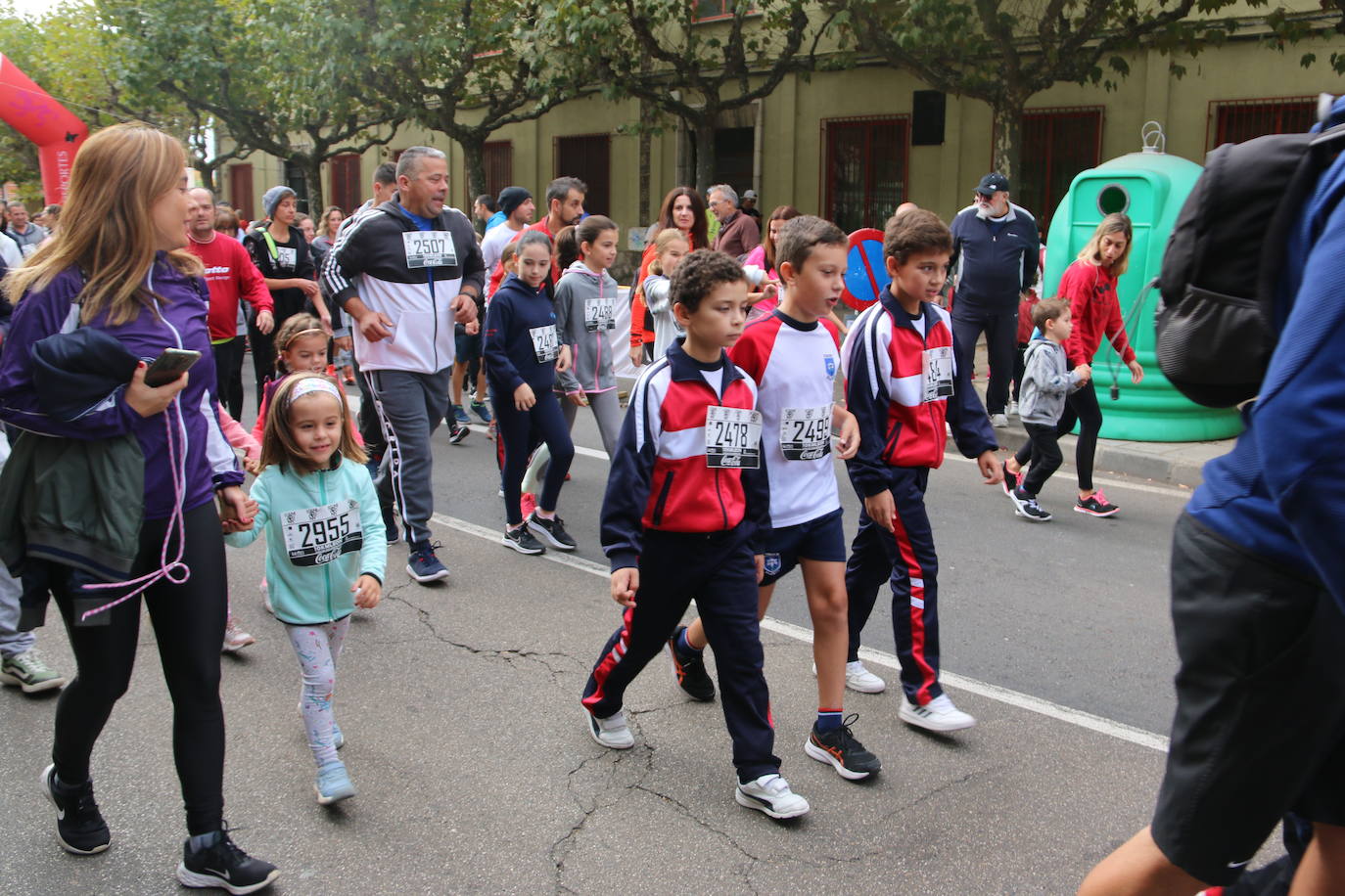 Centenares de personas se suman a la prueba no competitiva para disfrutar de una mañana de deporte.