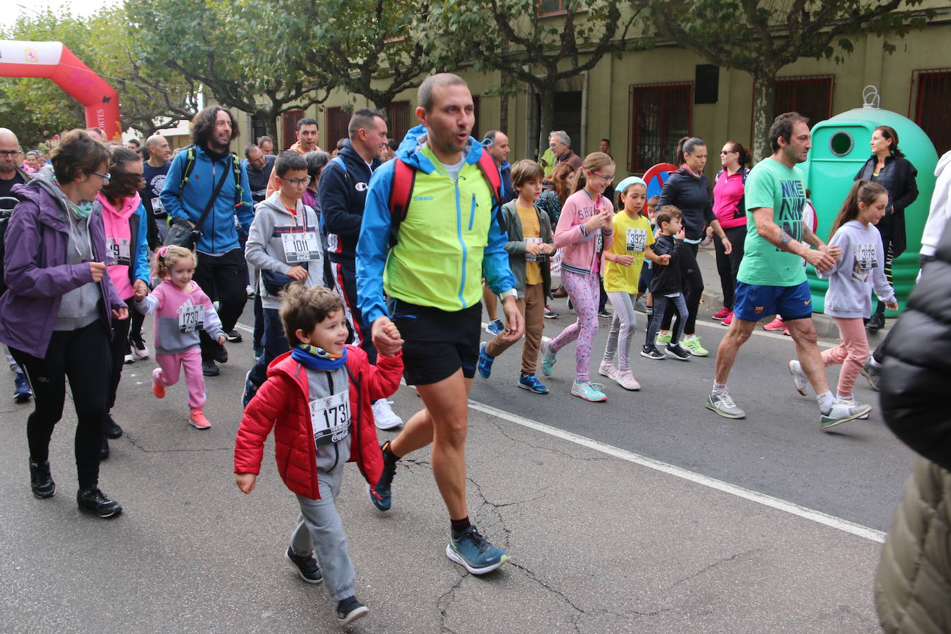 Centenares de personas se suman a la prueba no competitiva para disfrutar de una mañana de deporte.