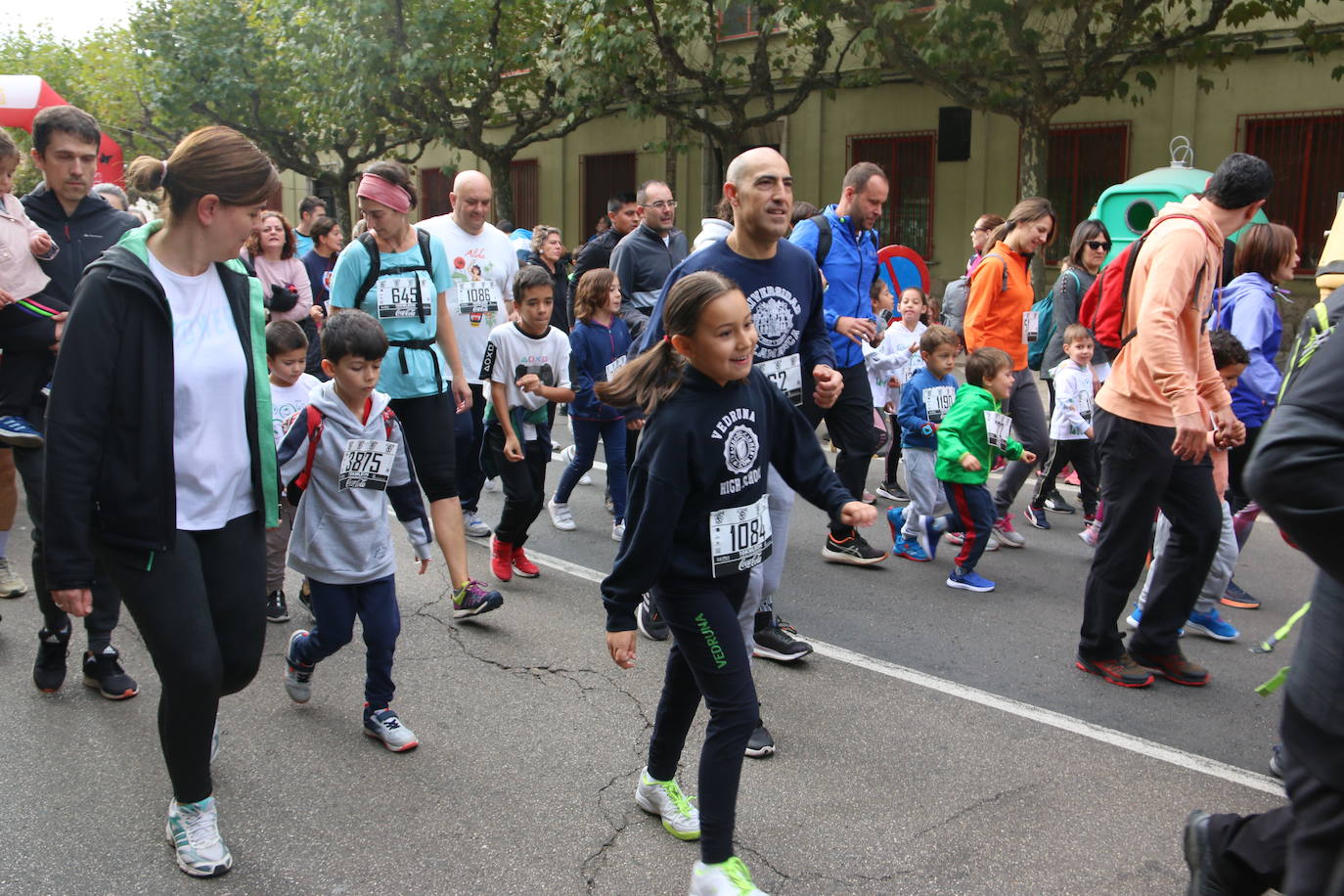 Centenares de personas se suman a la prueba no competitiva para disfrutar de una mañana de deporte.