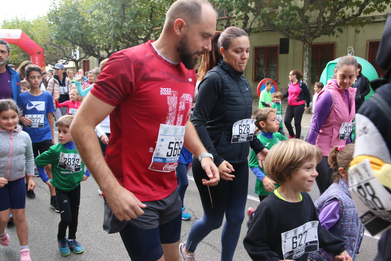 Centenares de personas se suman a la prueba no competitiva para disfrutar de una mañana de deporte.