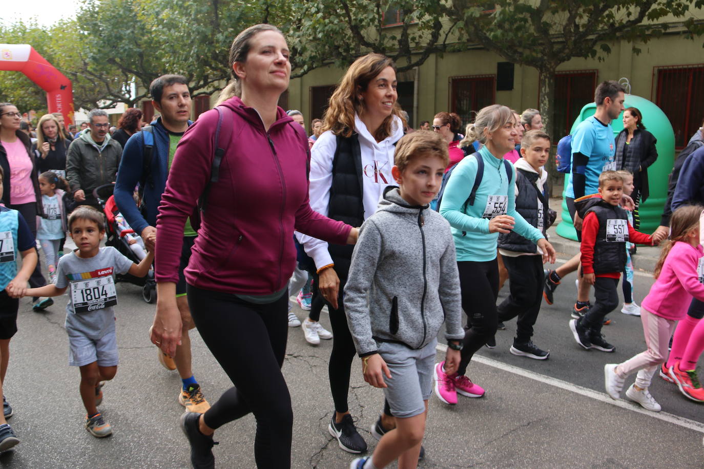 Centenares de personas se suman a la prueba no competitiva para disfrutar de una mañana de deporte.