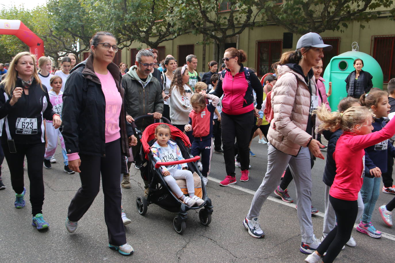 Centenares de personas se suman a la prueba no competitiva para disfrutar de una mañana de deporte.