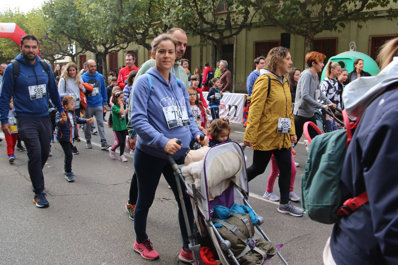 Centenares de personas se suman a la prueba no competitiva para disfrutar de una mañana de deporte.