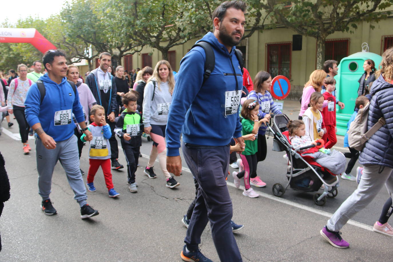 Centenares de personas se suman a la prueba no competitiva para disfrutar de una mañana de deporte.