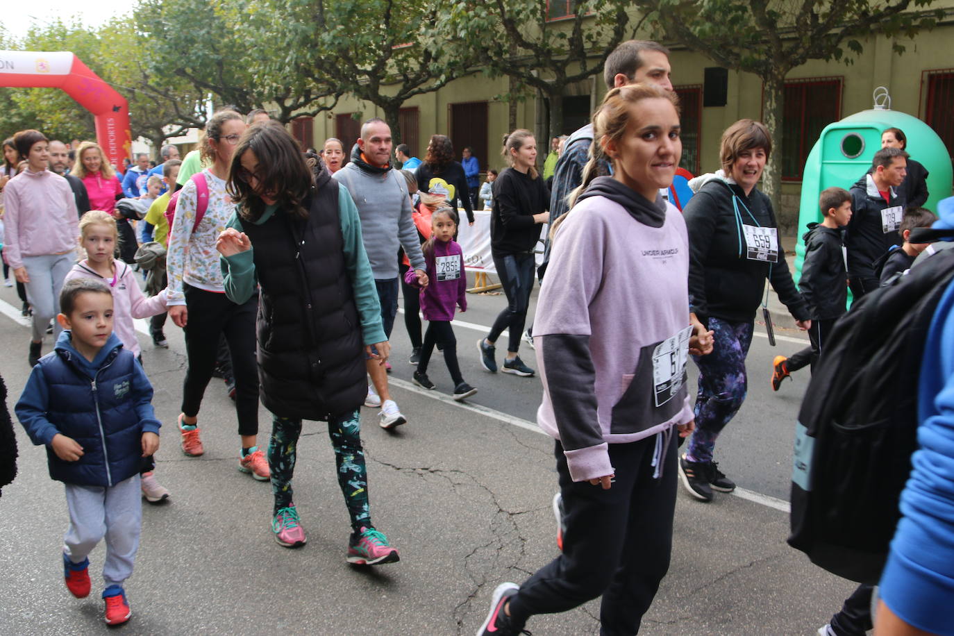 Centenares de personas se suman a la prueba no competitiva para disfrutar de una mañana de deporte.