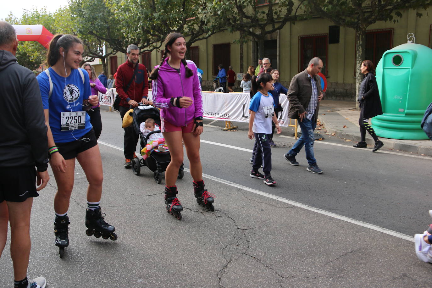 Centenares de personas se suman a la prueba no competitiva para disfrutar de una mañana de deporte.