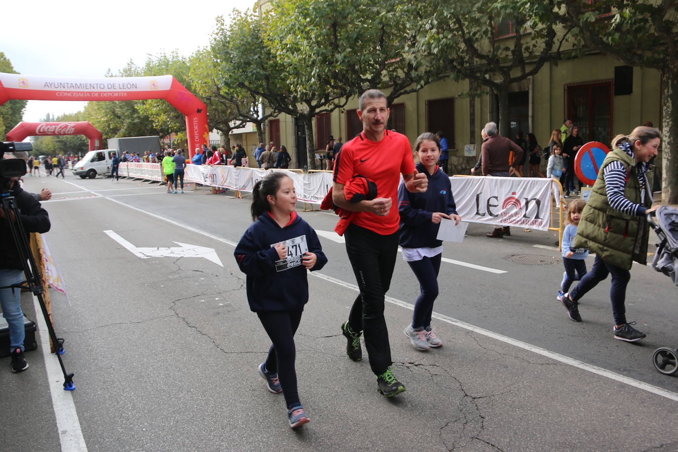 Centenares de personas se suman a la prueba no competitiva para disfrutar de una mañana de deporte.