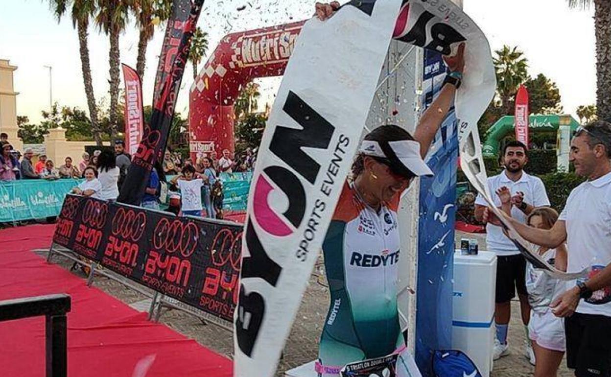 La berciana Carolina Laurentiu vence el Triatlón DoubleTree by Hilton Islantilla Beach Golf Resort.