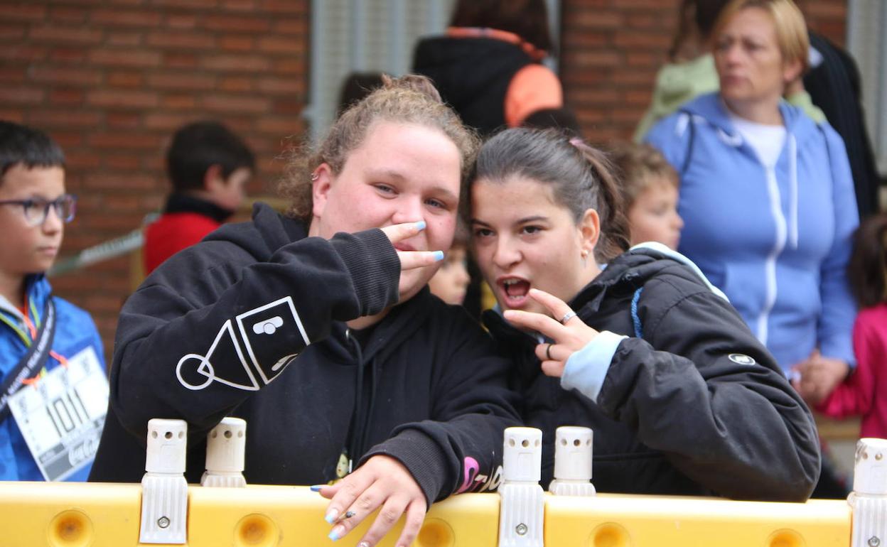 Participantes en la carrera, instantes previos a partir de la línea de meta.