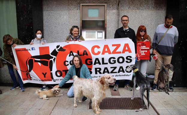 La cita congregó a representantes de protectoras y otros colectivos como No a la Caza, NAC, y a propietarios de perros de distintas razas