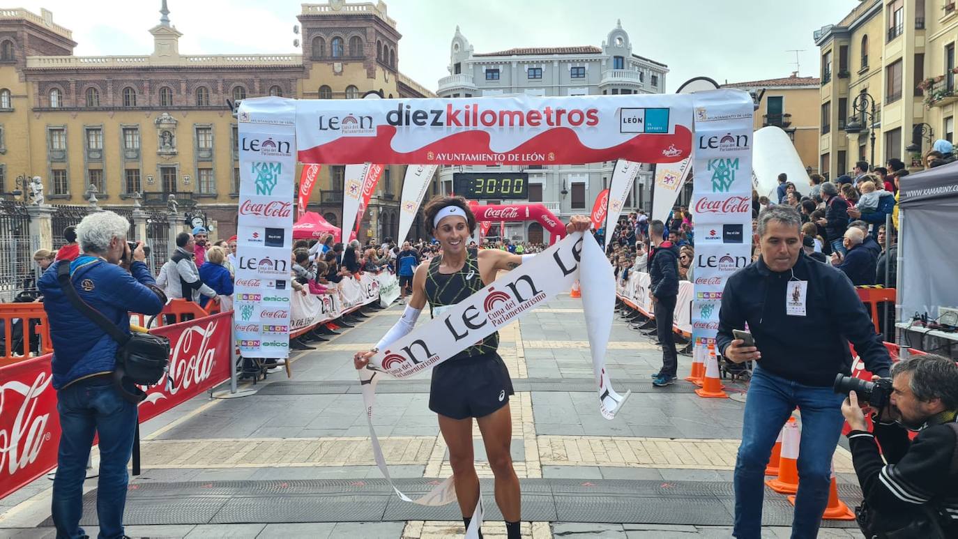 Jorge Blanco cruza la meta en primer lugar y bate el récor de la prueba.