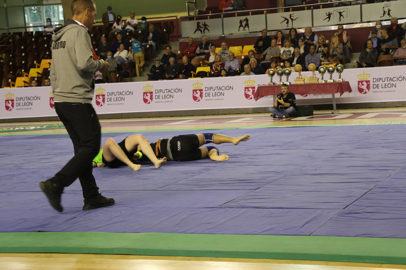 Corro de lucha leonesa en el Palacio de los Deporte.