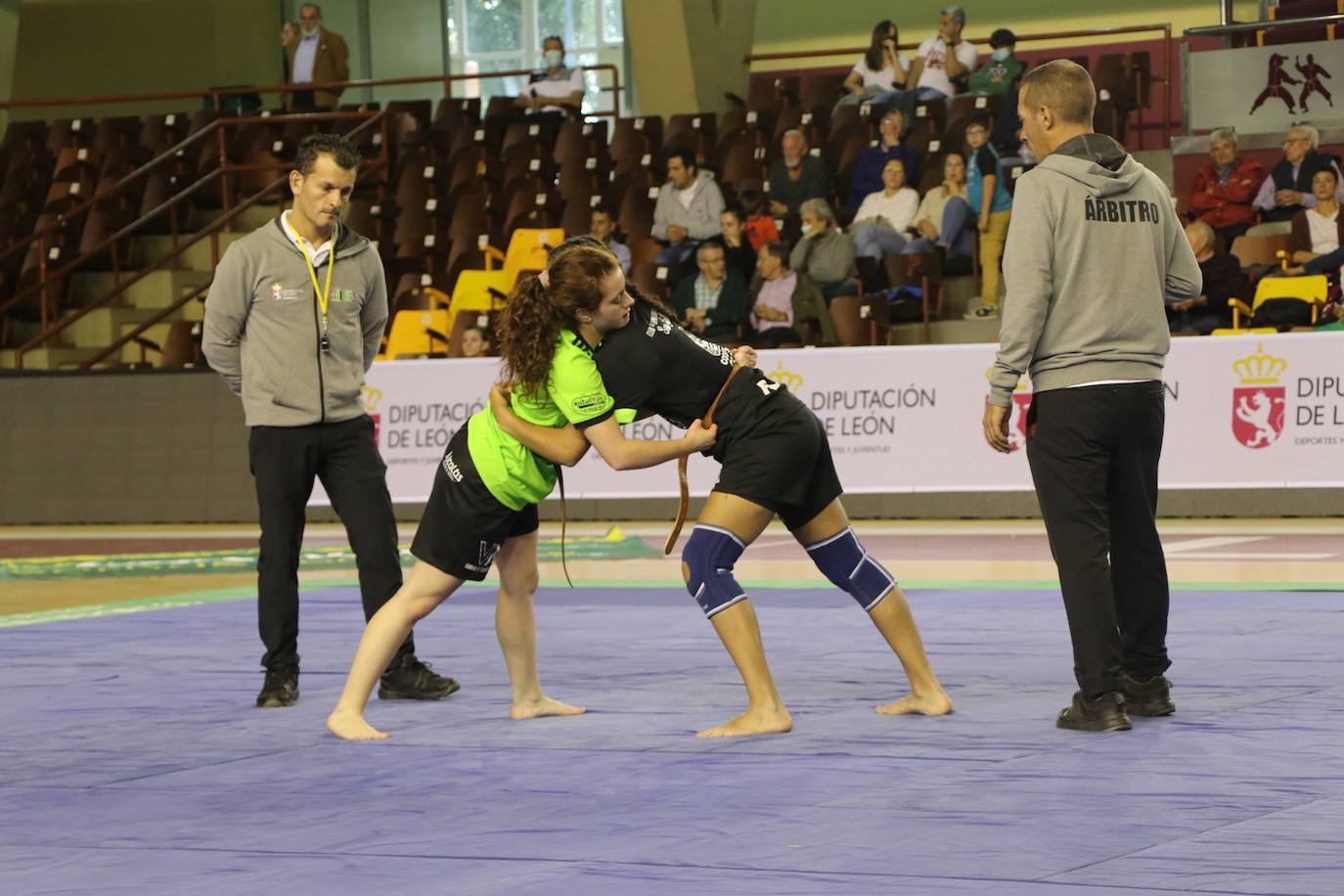 Corro de lucha leonesa en el Palacio de los Deporte.