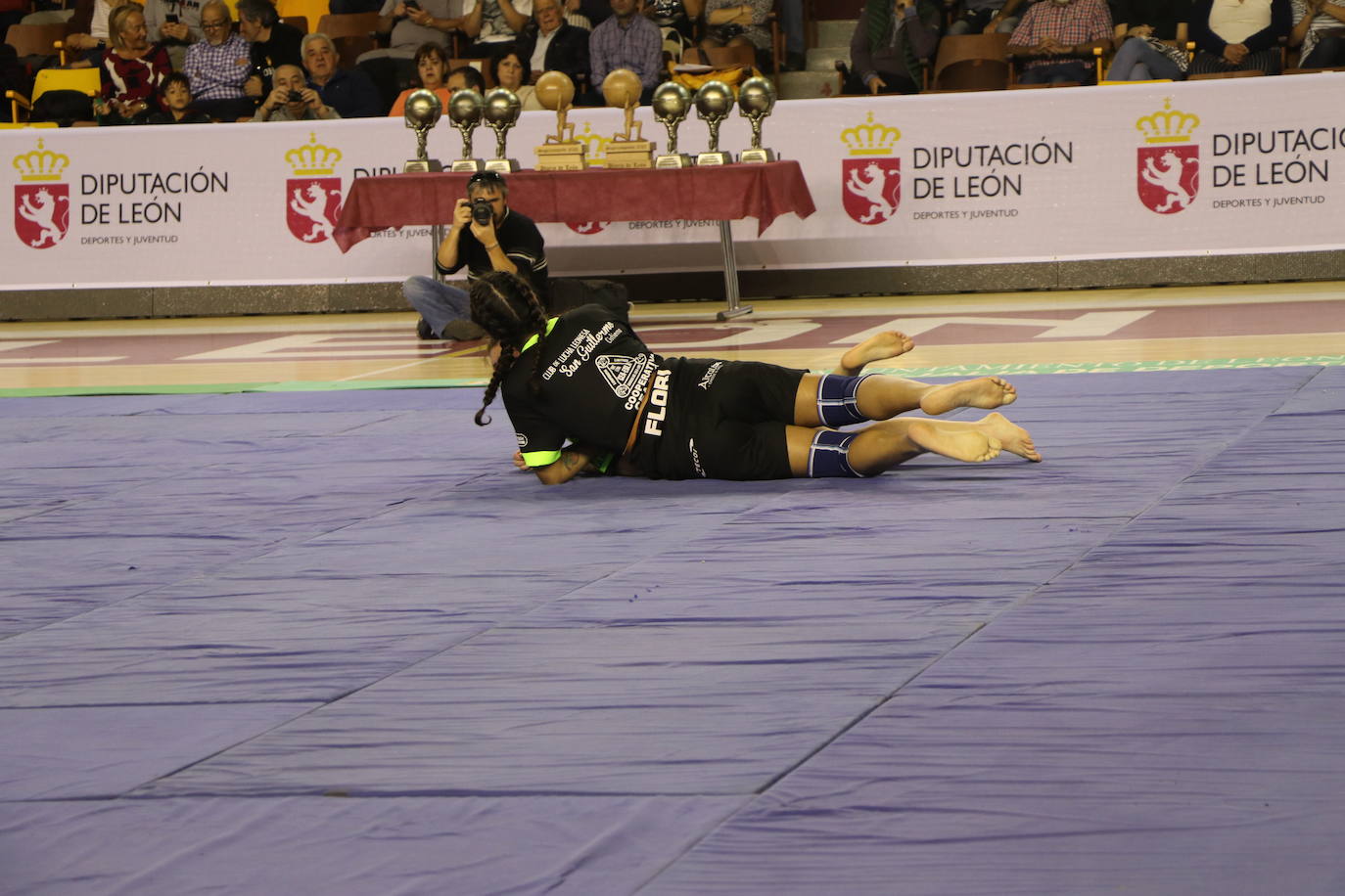 Corro de lucha leonesa en el Palacio de los Deporte.