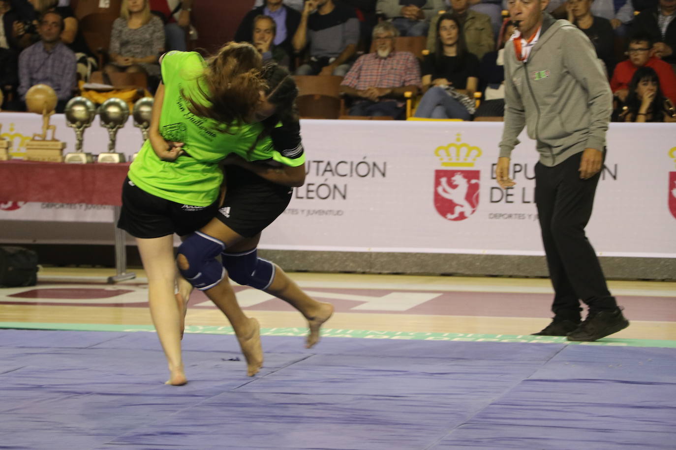 Corro de lucha leonesa en el Palacio de los Deporte.