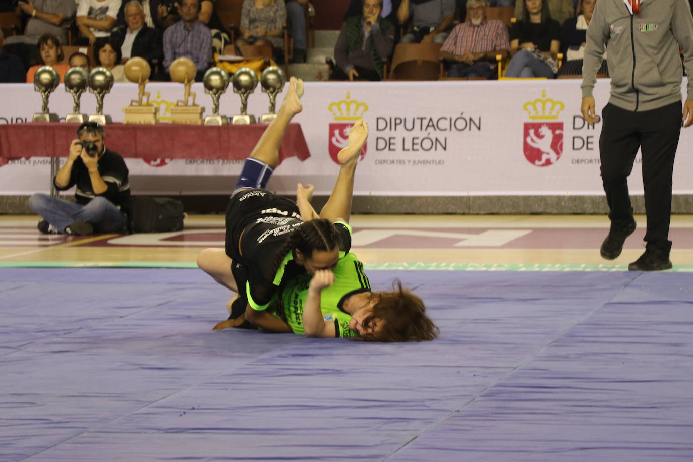 Corro de lucha leonesa en el Palacio de los Deporte.