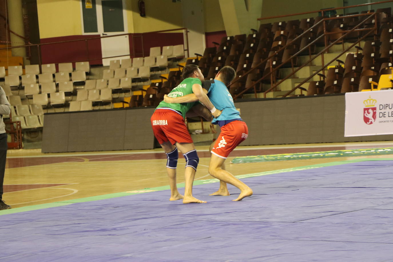 Corro de lucha leonesa en el Palacio de los Deporte.