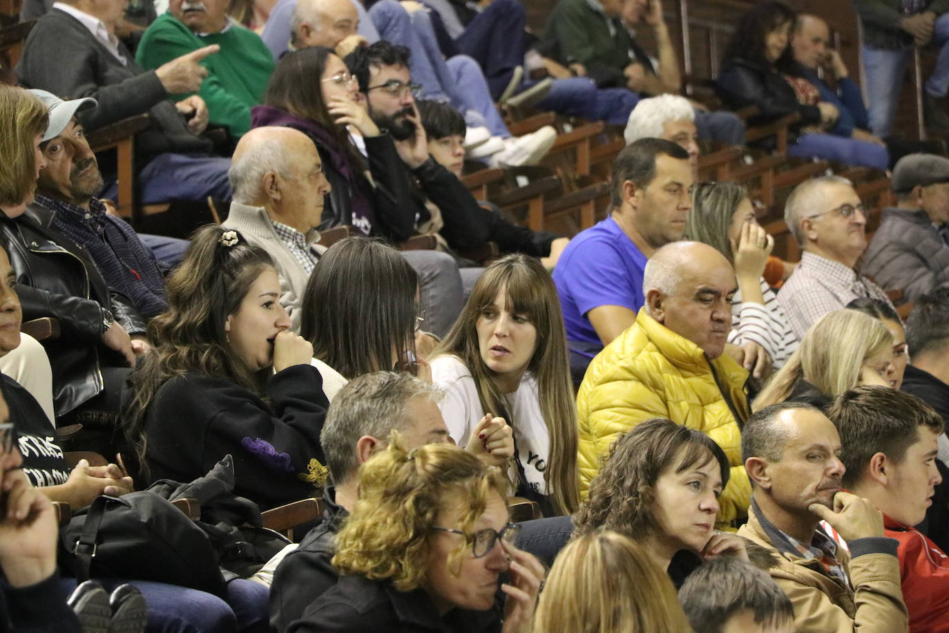 Corro de lucha leonesa en el Palacio de los Deporte.