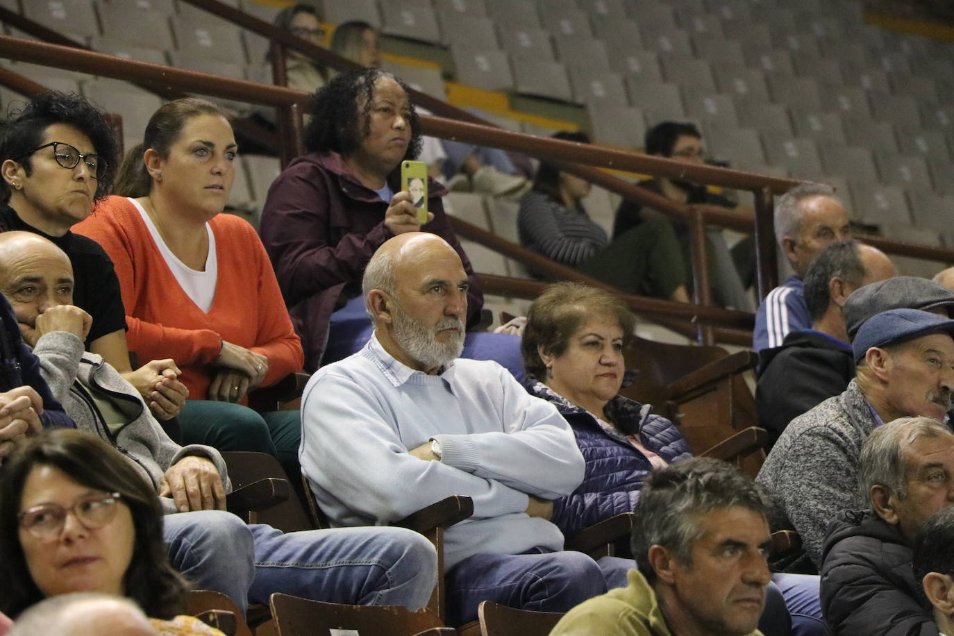 Corro de lucha leonesa en el Palacio de los Deporte.