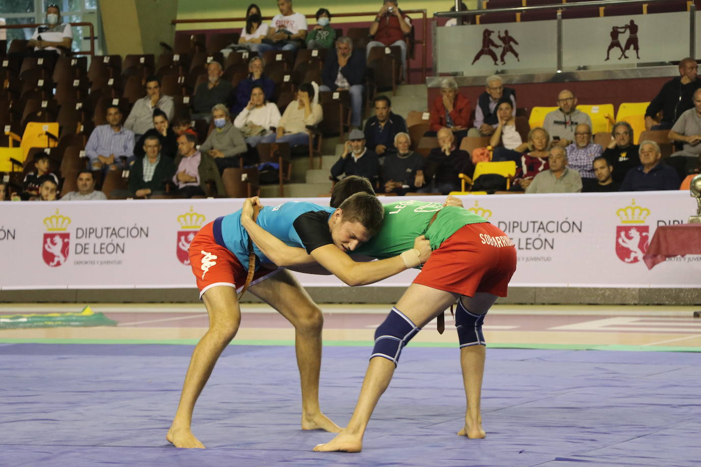 Corro de lucha leonesa en el Palacio de los Deporte.