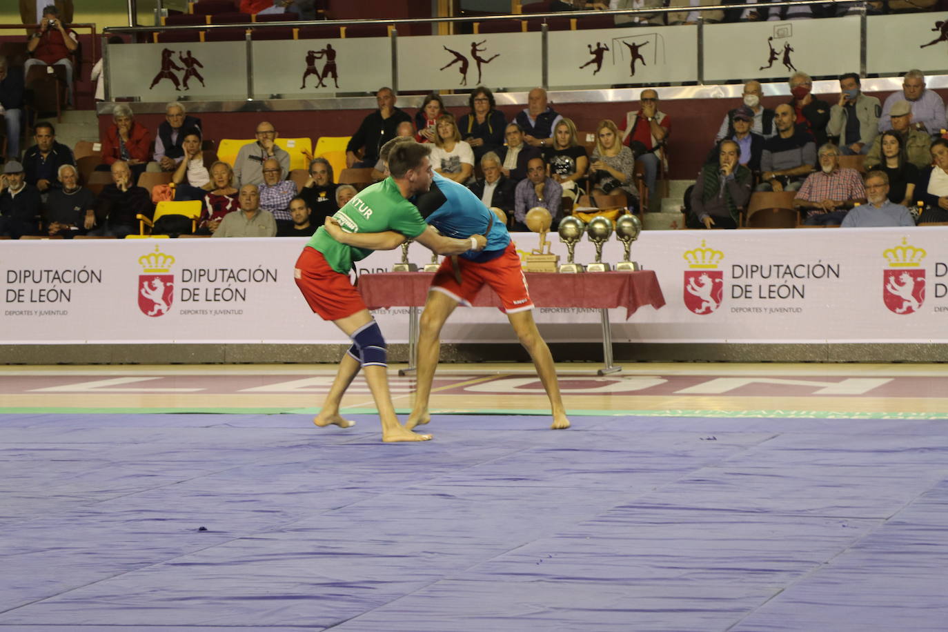 Corro de lucha leonesa en el Palacio de los Deporte.