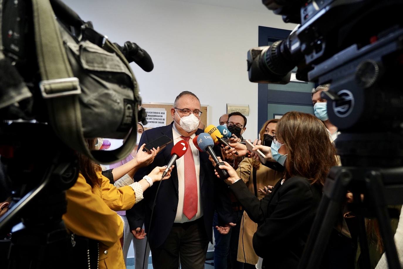 El consejero de Sanidad, Alejandro Vázquez, recibe la vacuna antigripal, en el marco de la campaña autonómica 2022 de vacunación sistemática frente a la gripe.