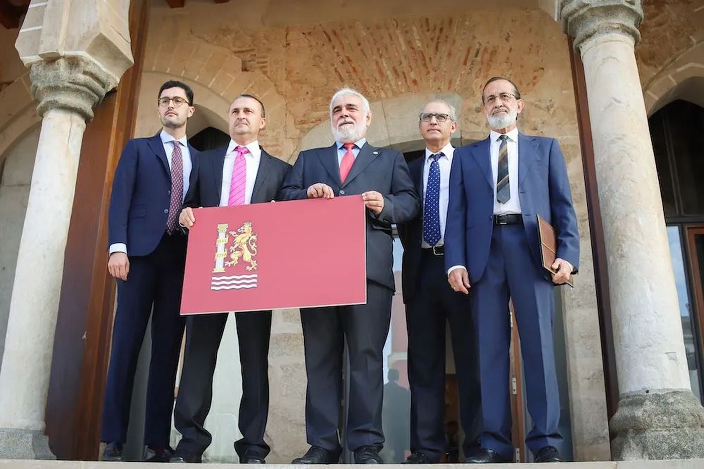 El color es uno de los aspectos fundamentales. Aunque en un principio se valoró la posibilidad de que la bandera tuviese el fondo claro y el león rampante en carmesí, finalmente se ha optado por el fondo carmesí. Este cambio se debe a que la comisión llegó a la conclusión que, aunque cuando Alfonso IX de León conquistó la ciudad en 1230 entró con el pendón del Reino de León (compuesto por una bandera blanca con un león púrpura rampante), la dependencia del Reino de León duró poco. Se le concedió la categoría de ciudad realenga dependiente de la corona, al mismo tiempo que le dio fuero y carta puebla.