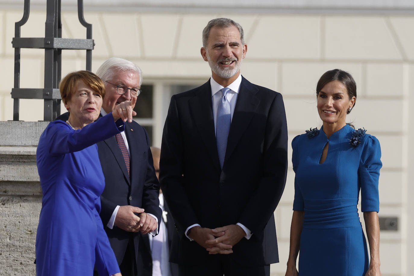 Imagen principal - 1. Los Reyes, junto al presidente alemán Steinmeier y la primera dama del país. 2. Ofrenda floral de don Felipe y doña Letizia en el edificio de la Nueva Guardia en Berlín. 3. La Reina, en un momento de la primera jornada de la visita. 