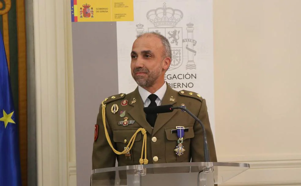 José Alberto Barja, exjefe de la UME en León, recibe la Cruz de Oficial del Mérito Civil en la Subdelegación del Gobierno.