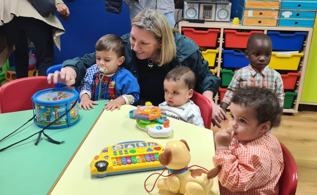 La consejera de Familia visita la Escuela Hogar de la Esperanza de León.