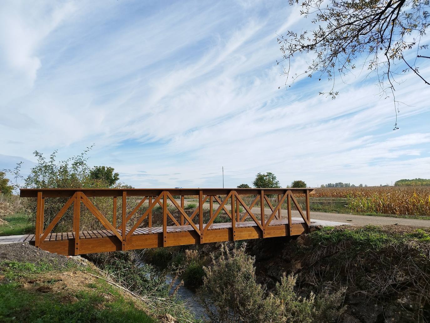 La actuación se ha realizado con cargo al Fondo de Cooperación Económica Local General de 2021 y ha consistido en regularizar y habilitar tramos del camino además de la instalación de un puente de madera sobre un arroyo con una inversión de 10.500 euros.