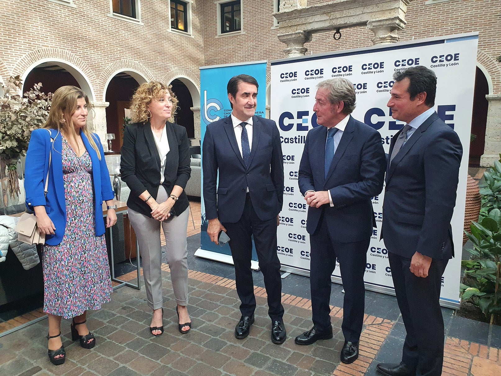 Empresarios se reunen con Suárez-Quiñones, consejero de vivienda.