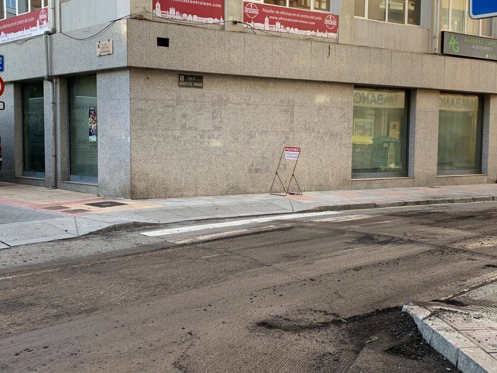 Las obras de asfaltado en la Calle Arquitecto Torbado de León.