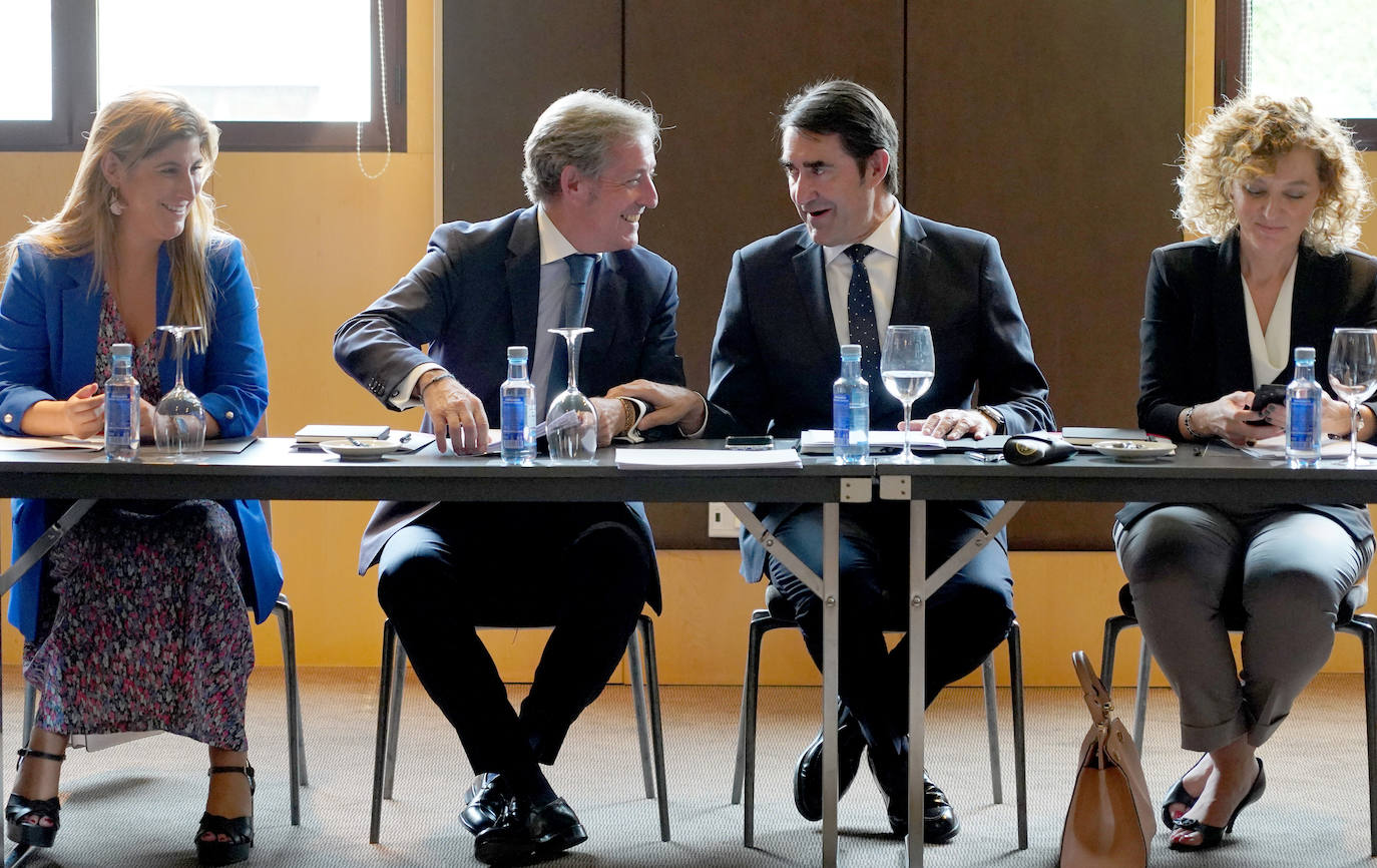 Empresarios se reunen con Suárez-Quiñones, consejero de vivienda.