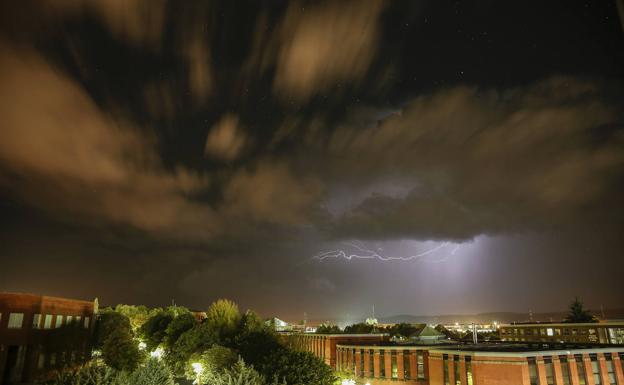 Galería. Imagen de la tormenta a última hora de este lunes sobre León capital. 