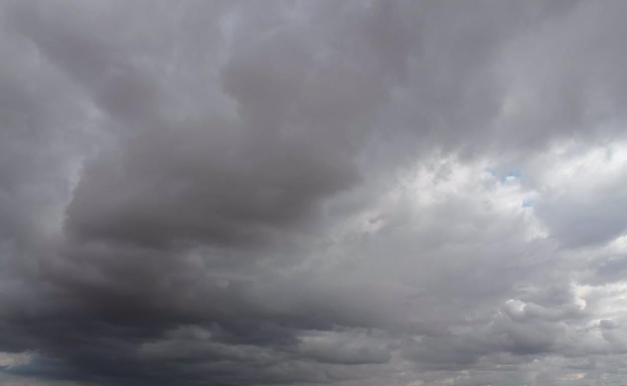 El cielo amenazará pero no descargará: las lluvias dan un respiro a León este martes.