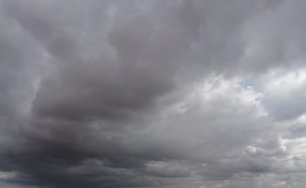 El cielo amenazará pero no descargará: las lluvias dan un respiro a León este martes